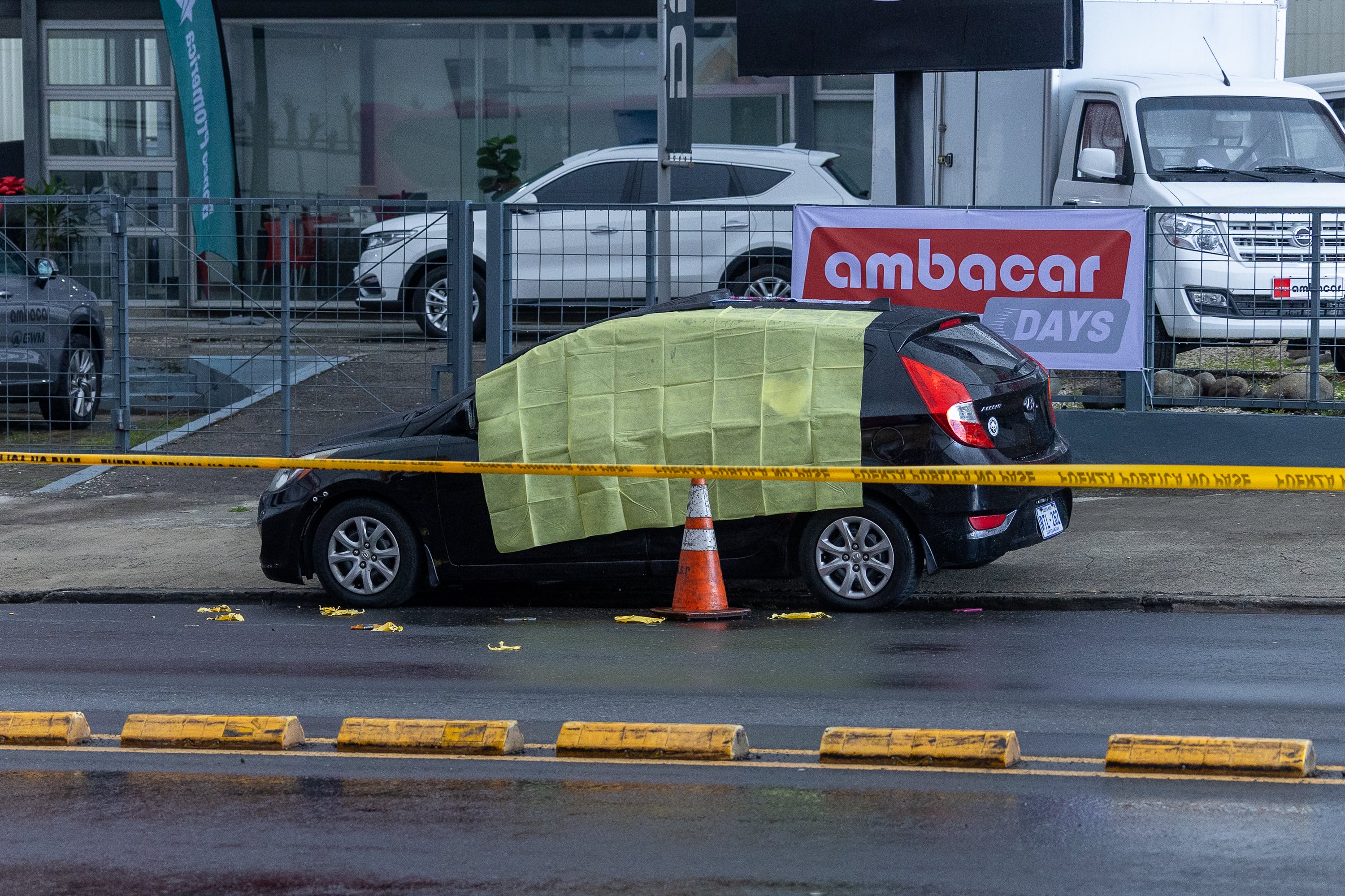 11/08/2025, San José, La Uruca, frente al COSEVI, se da una balacera en la que aparentemente hay dos personas muertas en un vehículo.