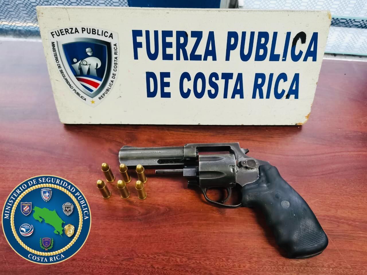 Detienen a sujeto de apellidos Fonseca Navarro por dor órdenes de captura y por encañonar a policía. Foto MSP.