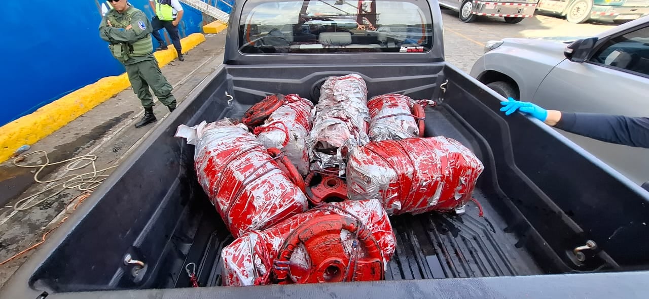 Hallan 120 paquetes de cocaína escondidos bajo el agua en muelle de Limón