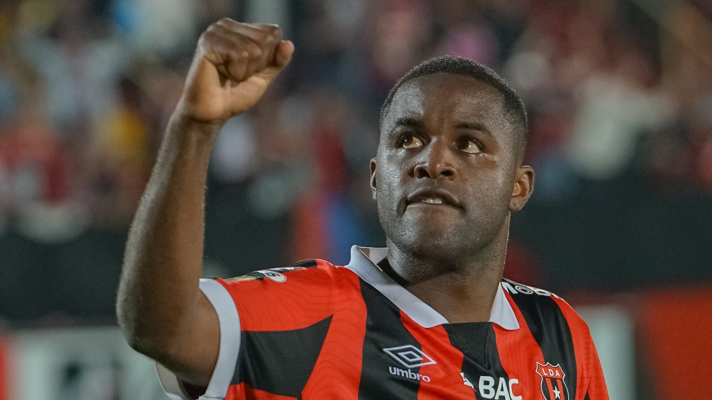 Las tomas televisivas evidenciaron que no hubo doble toque en el último penal de Liga Deportiva Alajuelense, cobrado por Joel Campbell.