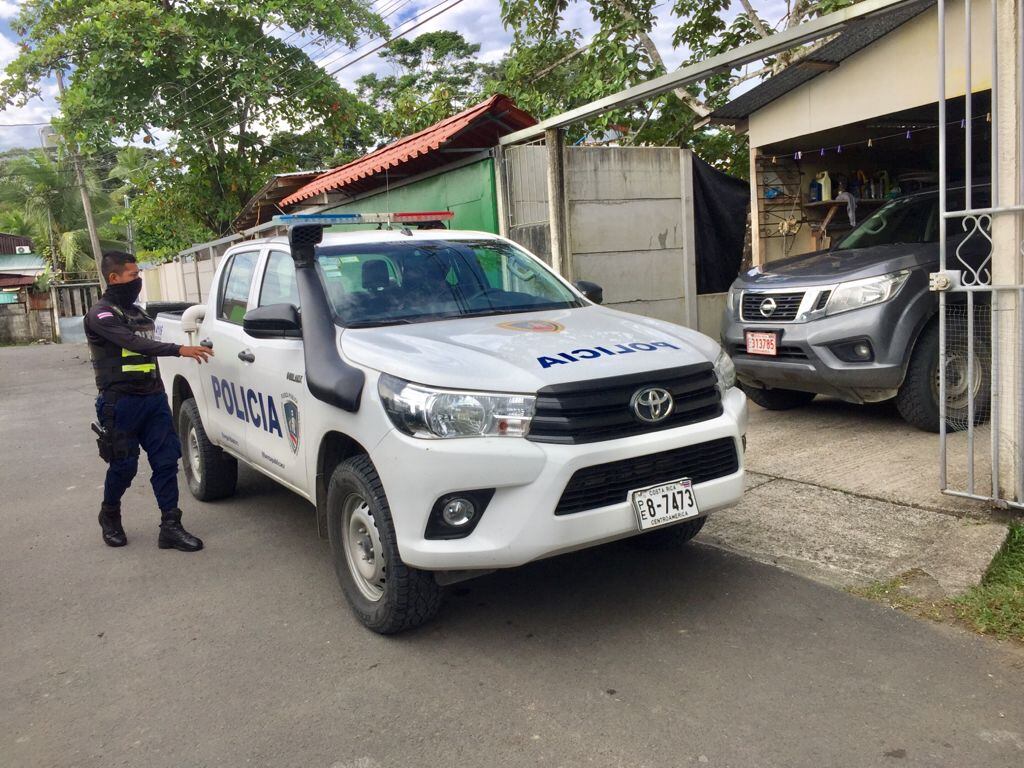 La Fuerza Pública custodió la zona de acceso al sitio donde estaba el cuerpo, hasta que el OIJ realizó el levantamiento. Foto: Raúl Cascante.