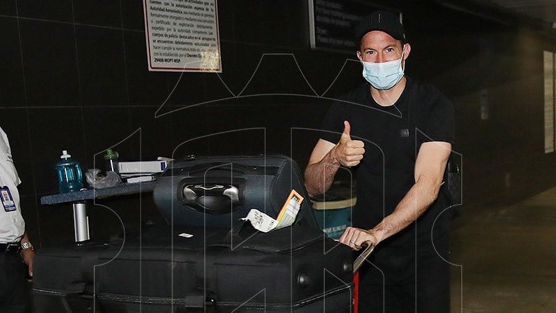 Llegada del lateral de la selección nacional, Bryan Oviedo. Prensa Fedefútbol.