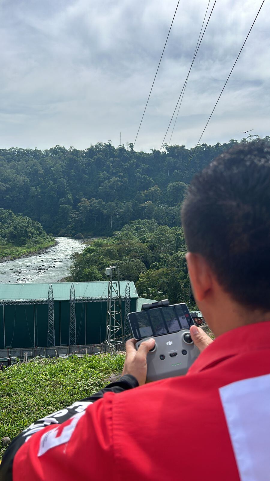 Búsqueda de joven desaparecido en el río Reventazón. Foto Cruz Roja.
