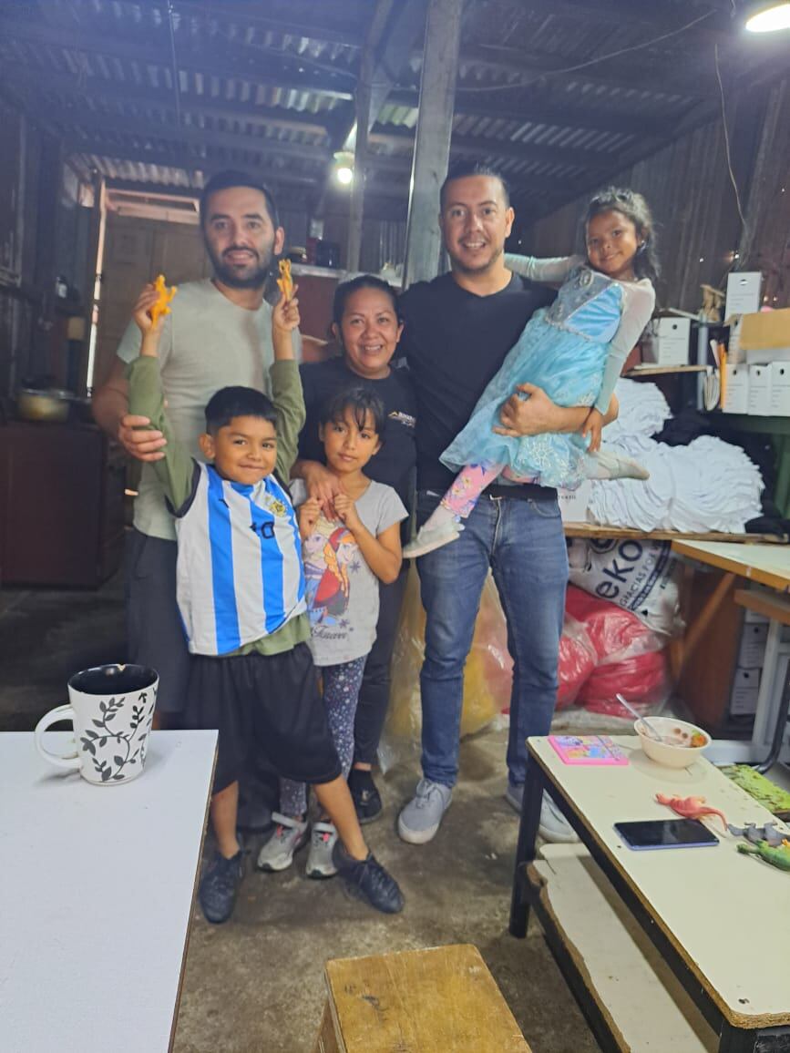 Yadira Maliaño Zamora, de 41 años, recibirá una casa directamente del papa Francisco, en la foto con Guillermo Hernández (beige) y Enrique Arce (negro) de Matrimonios Vicentinos,