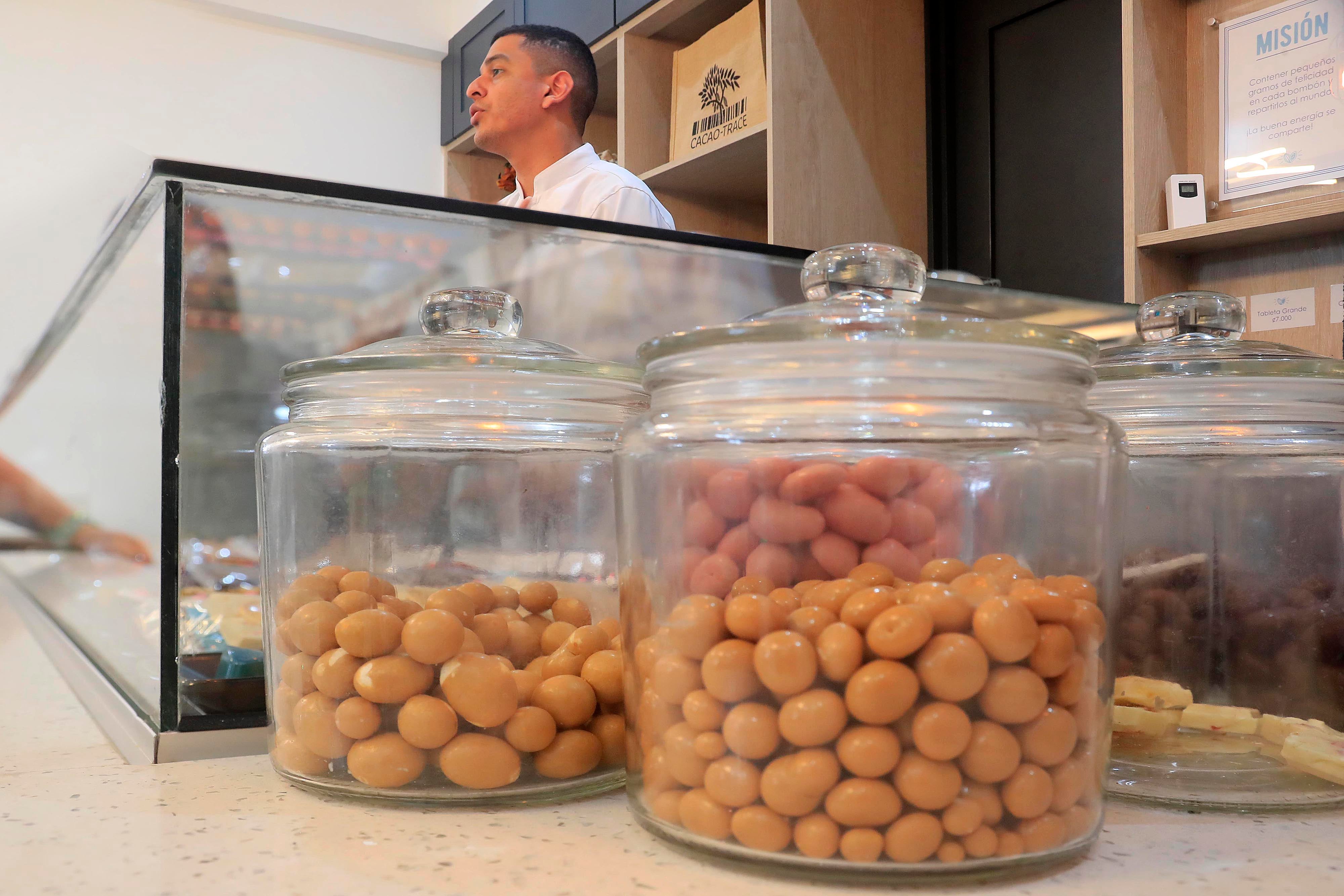 07/09/2023 Centro Comercial del Sur. Chocolatería Bean to Bliss, algo así como del grano a la felicidad absoluta. Son chocolates de autor que incluye los buscados bombones rellenos de gran cantidad de sabores y texturas.