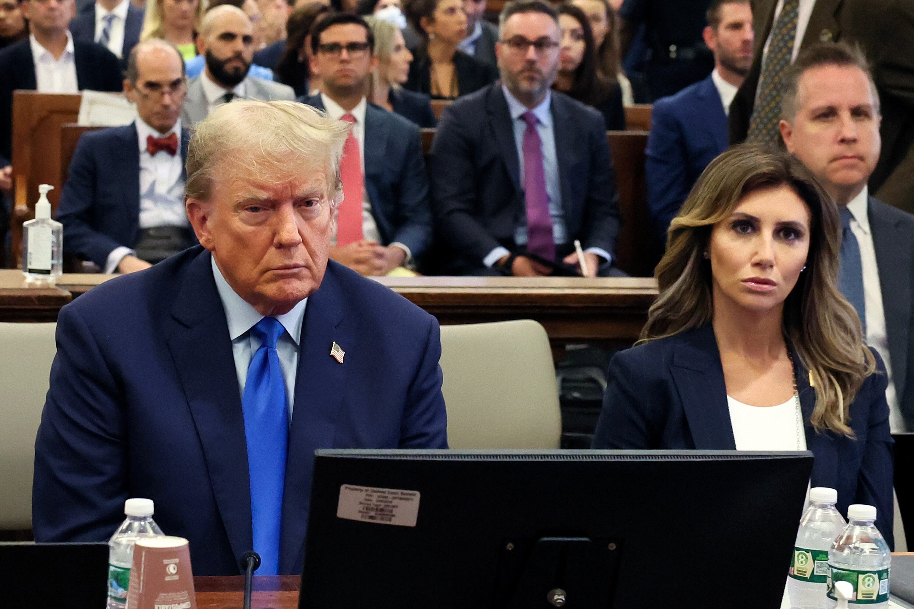 El ex presidente estadounidense Donald Trump aparece en la sala del tribunal con sus abogados para el inicio de su juicio por fraude civil en la Corte Suprema del Estado de Nueva York