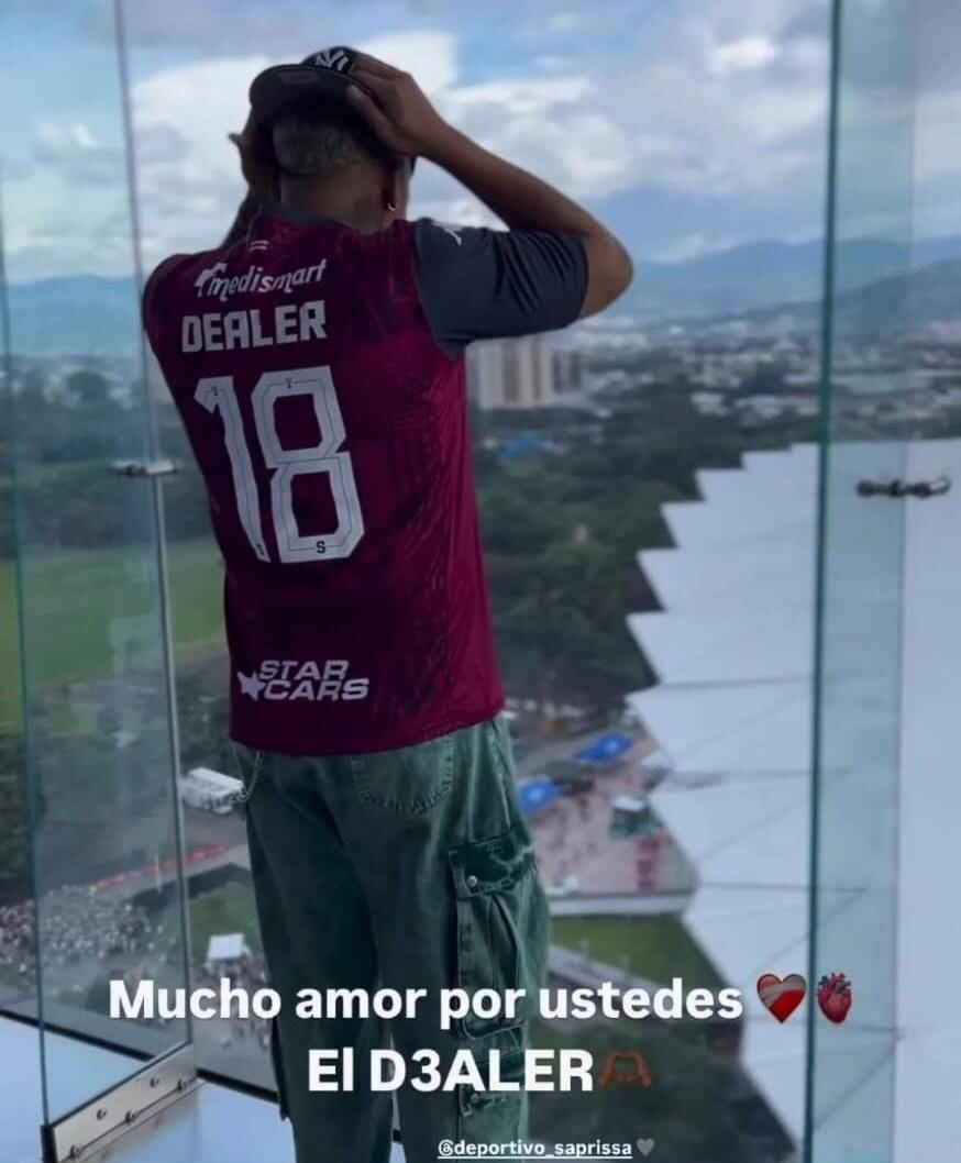 Daisak con la camiseta de Saprissa