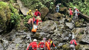 ¡Tragedia en catarata! Pareja cae al agua y uno de ellos pierde la vida