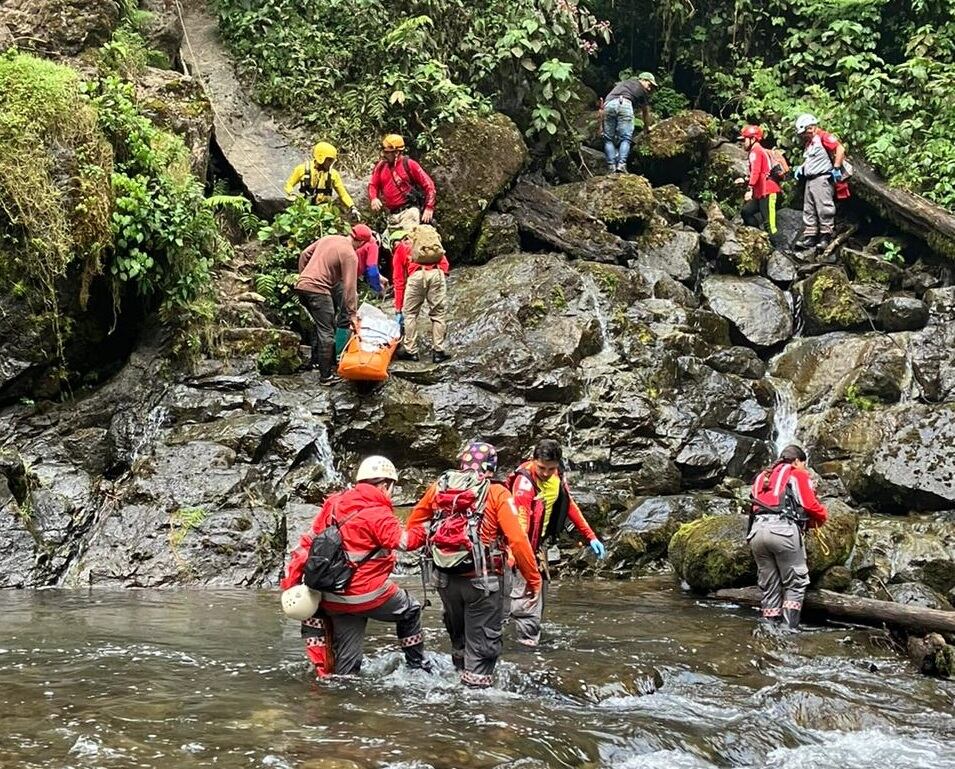 El cuerpo del hombre de 55 años fue encontrado dentro de una poza. Foto Cruz Roja.