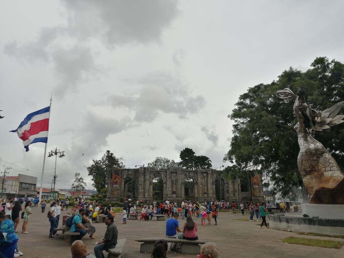La plaza mayor de Cartago, luego de que se develó el monumento dedicado al bicentenario de la Independencia, ha sido un llenazo de gente que está feliz con la nueva cara de la plaza