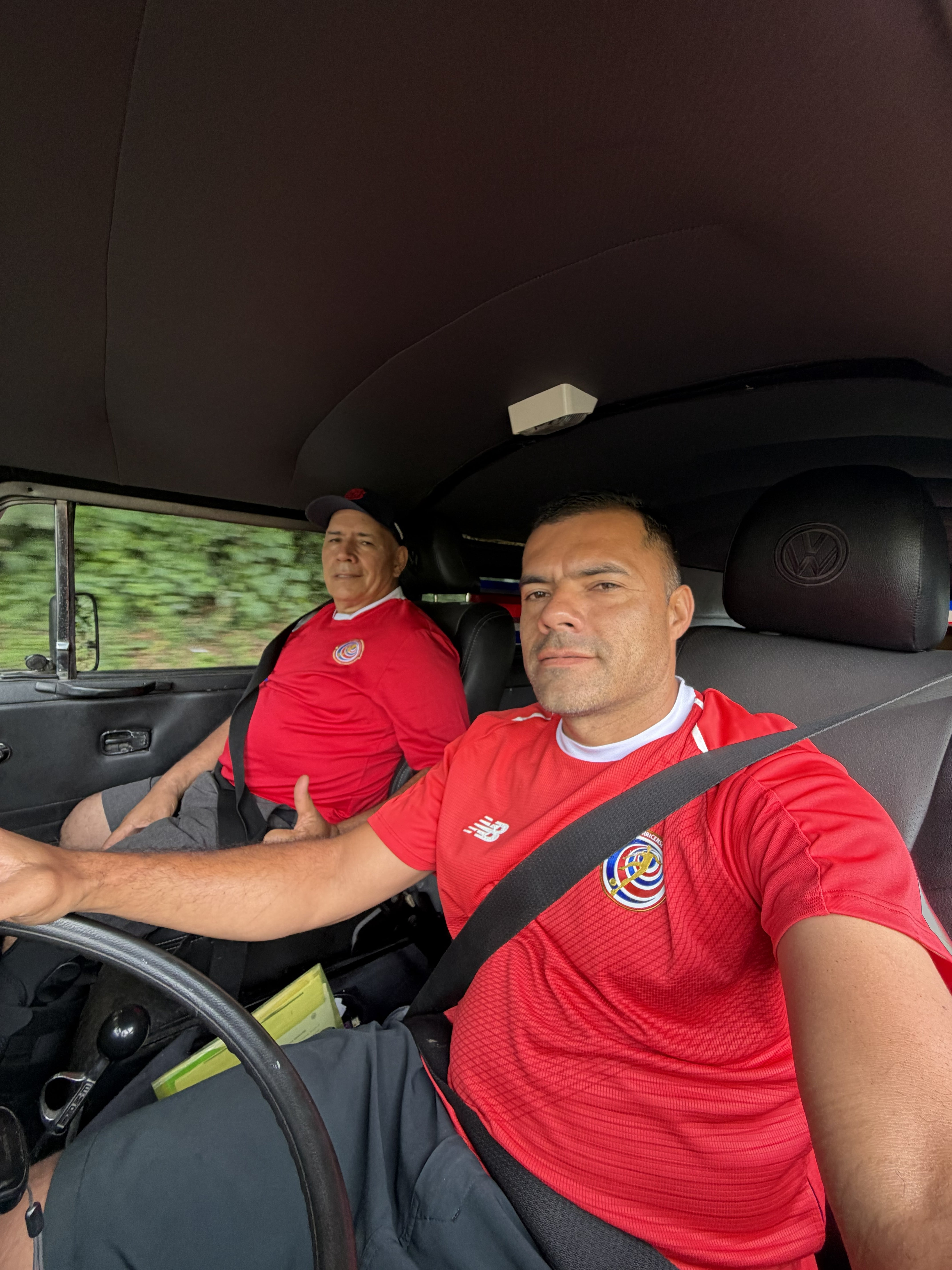 Don Eduardo Garita padre y Eduardo Garita hijo, quienes salieron de Costa Rica hasta Ciudad de México, el pasado 3 de junio, para emprender un viaje en una Volkswagen de 1975 que llaman “La Vocha Viajera”