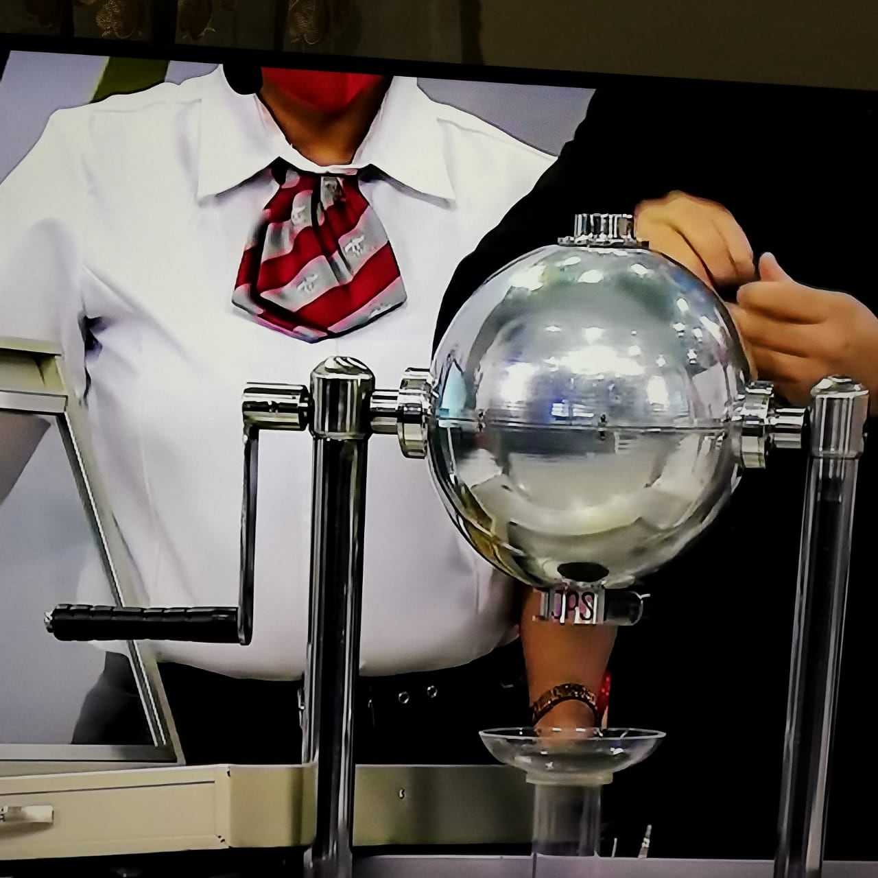 La tómbola de los premios se eschochó justo empezando el segundo sorteo extraordinario de consolación de la Junta de Protección Social, que tuvo un premio mayor de 300 millones de colones, este 27 de diciembre del 2020