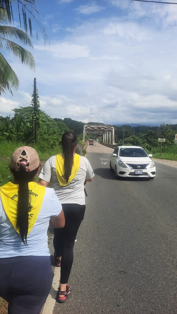 Este domingo 20 de julio los romeros de Río Claro de Golfito comenzaron, desde Paso Canoas, a caminar para cumplirle un año más a la patrona de Costa Rica, la virgencita de los Ángeles. En el grupo camina el periodista Rafael Vargas Jiménez, nuestro amigo de Brunca TV Digital, quien nos colabora con esta información y se caminará los 300 kilómetros, algo que realiza desde hace 10 años.