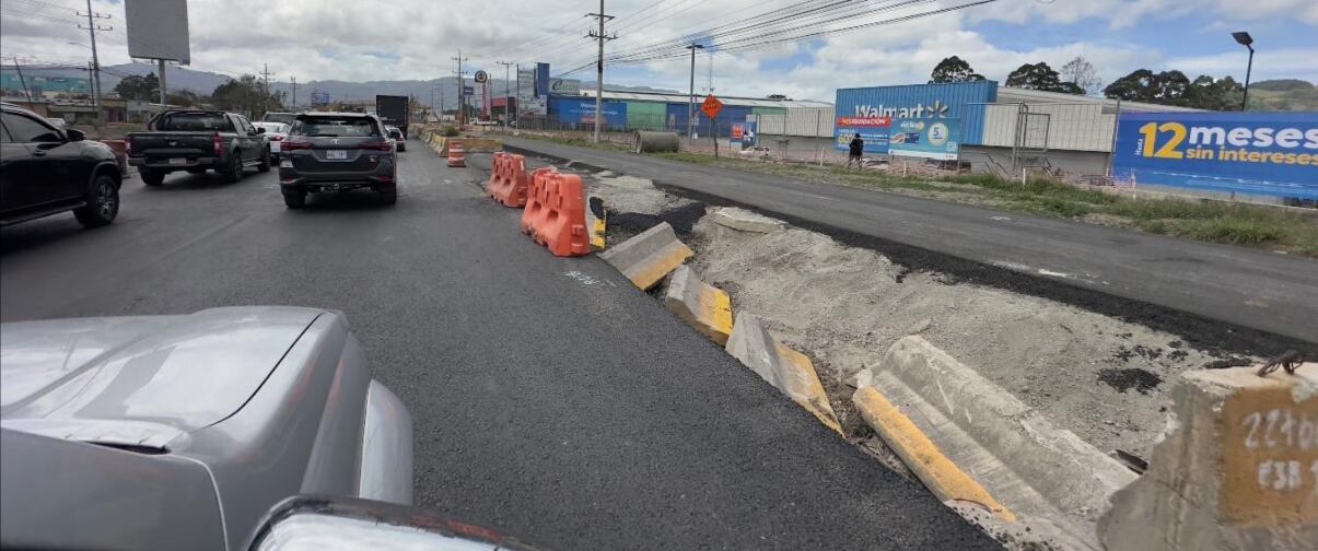 Entre los hallazgos de la Auditoría destacan barreras mal colocadas o apiladas en zanjas sin la adecuada señalización ni iluminación.