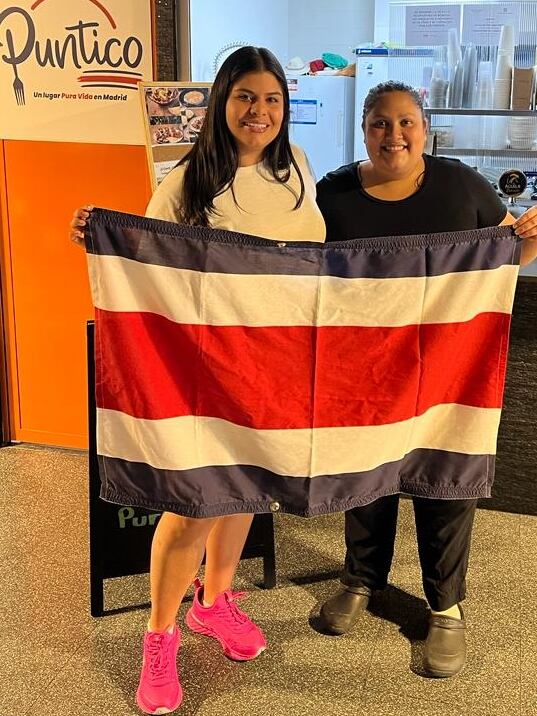 “El Puntico. Un lugar pura vida en Madrid”, es el restaurante que le pondrá sabor el próximo domingo 30 de julio al fiestón costarricense que se armará para celebrar los 199 años de la Anexión de Guanacaste. Es de la tica Geannina Ortega, Nina. En la foto Geannina (derecha) con la cantante costarricense María Fernanda Rodríguez.