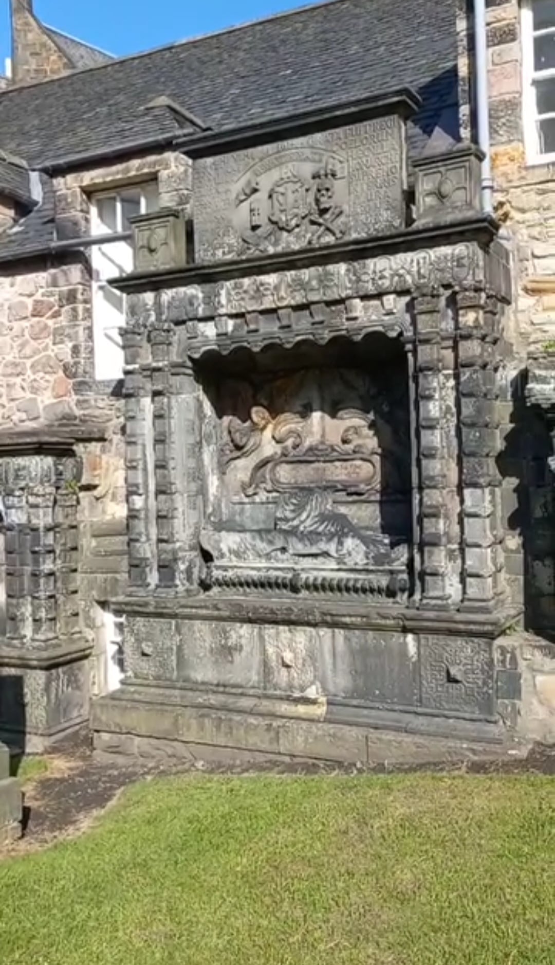 La costarricense Vanessa Alvarado, experta en la investigación fenómenos paranormales, visitó Escocia del 16 al 24 de setiembre del 2023 el cementerio más embrujado del mundo, el cementerio Greyfriars.