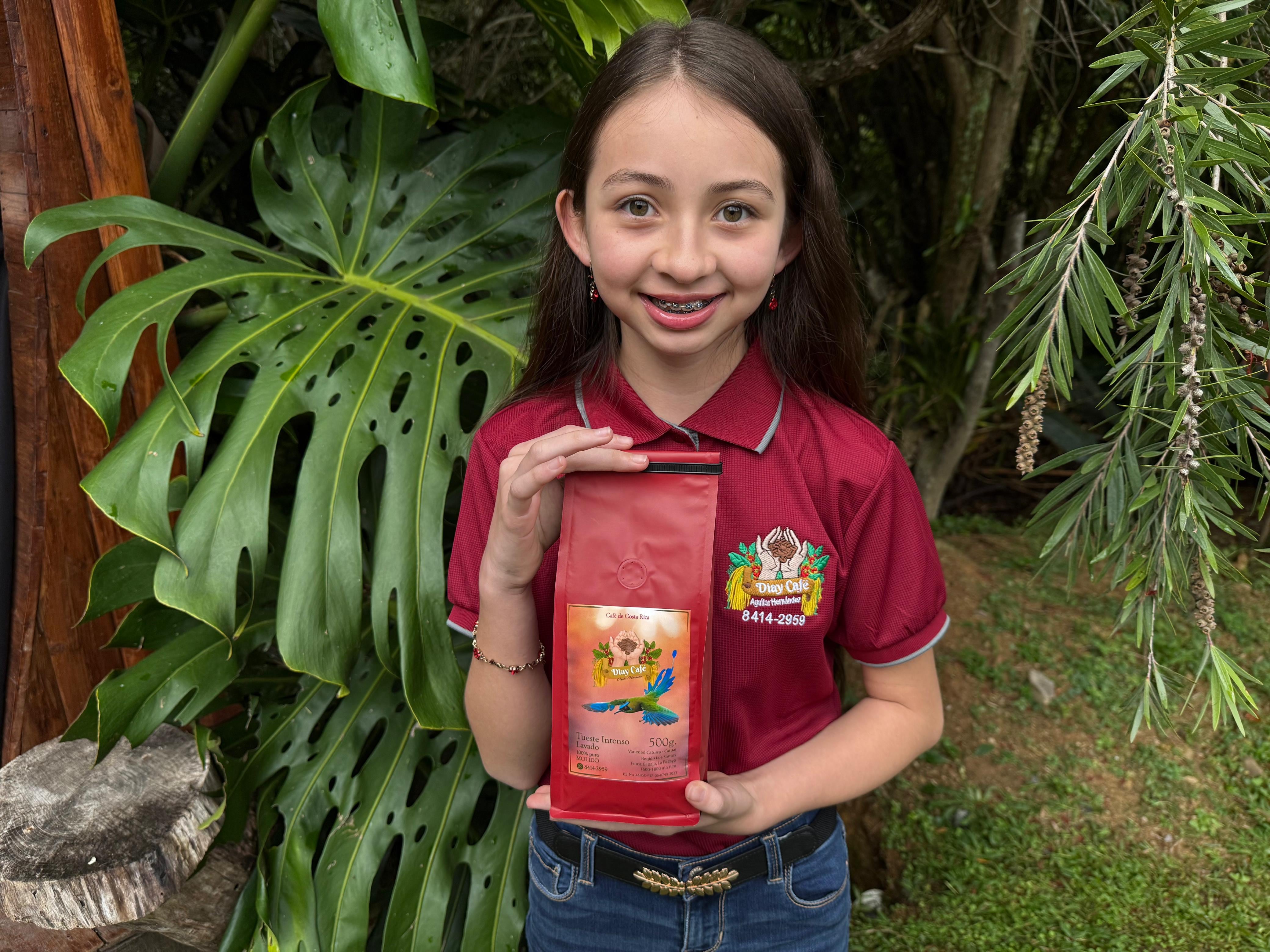 Don Daniel Aguilar y su hija Damiana de 12 años, de La Pacaya de Jericó en Desamparados, tienen hace dos años su propia marca de café llamada “Diay Café”.