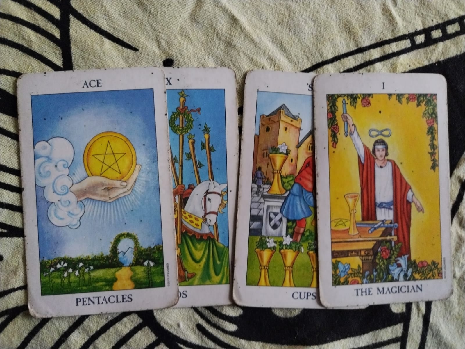 El pasado lunes 2 de diciembre, a eso de las 2:40 de la tarde, en el consultorio de Mithzi Bonilla, popularmente conocida en redes sociales como Mithzi Tarot, le tiramos las cartas al Gordo Navideño