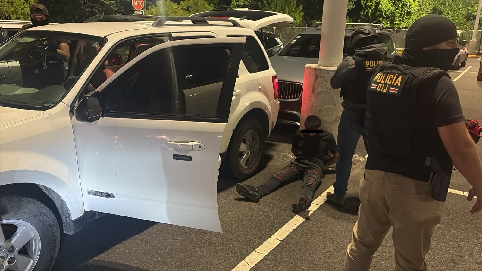 Uno de los sospechosos detenidos durante el allanamiento del OIJ en una torre de apartamentos en Sabana Norte, San José, como parte de una investigación por presunto tráfico de drogas y robos de cargamentos a grupos rivales.