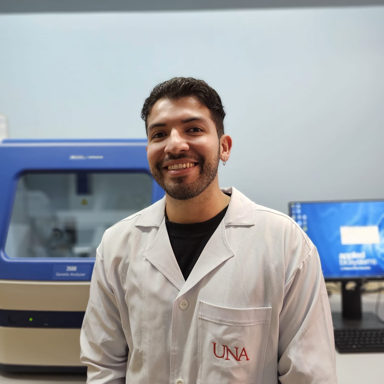 El joven autor costarricense Daniel Gutiérrez (25 años), conocido como “Guti”, presenta su primer libro La determinación detrás de la sonrisa, una obra íntima, valiente y profundamente humana que invita a replantear la forma en que enfrentamos la adversidad.