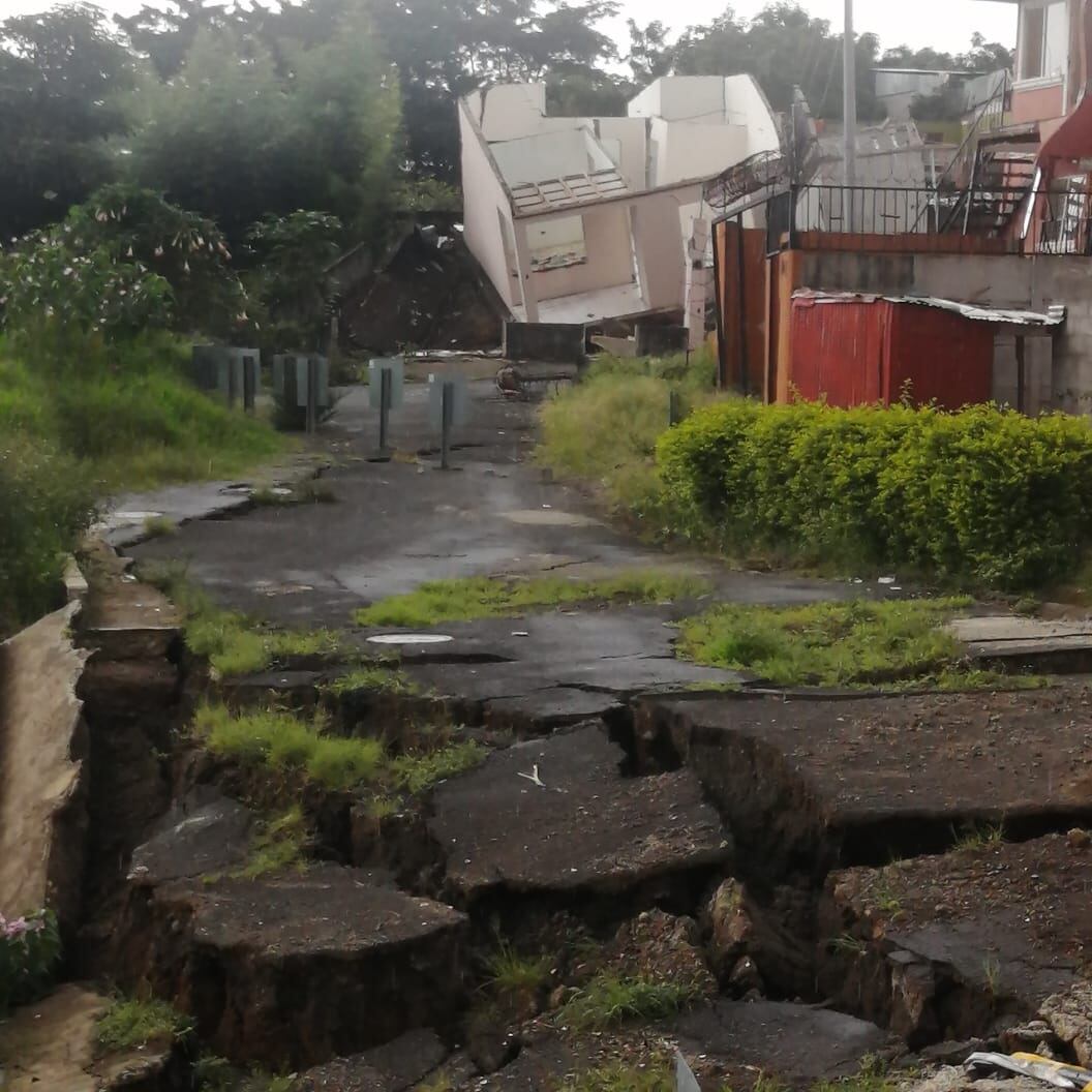 Deslizamiento causa destrucción de 27 casas en urbanización Valladolid de Desamparados. Foto cortesía.