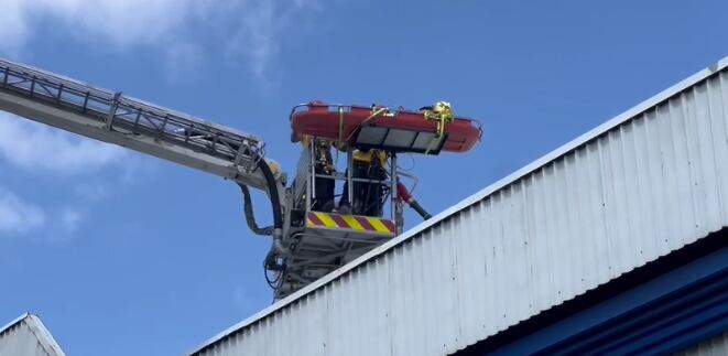 Un adulto mayor de 73 años sufrió una descarga eléctrica cuando realizaba trabajos en el techo de la empresa Metalco en Tibás, San José. Foto: Bomberos