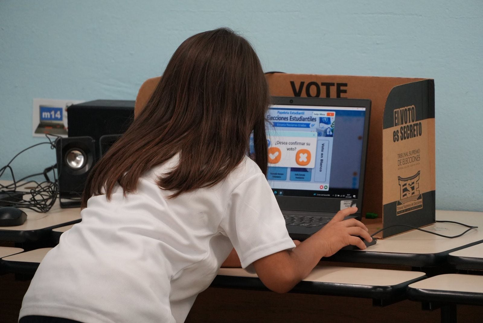 La mañana de este viernes 29 de mayo, el ministro de Educación Pública, Leonardo Sánchez Hernández, participó en la jornada electoral estudiantil de la Escuela Naciones Unidas, en San José, donde se ejerce el voto electrónico.