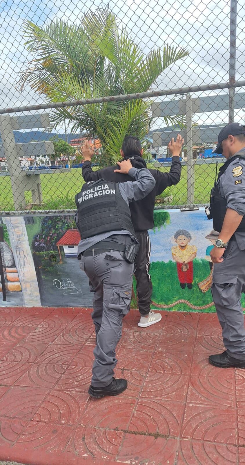 La Policía de Migración detuvo a un salvadoreño de 29 años y le canceló el el estatus migratorio por tener supuestos vínculos con las Maras y pandillas de su país. Foto: Migración