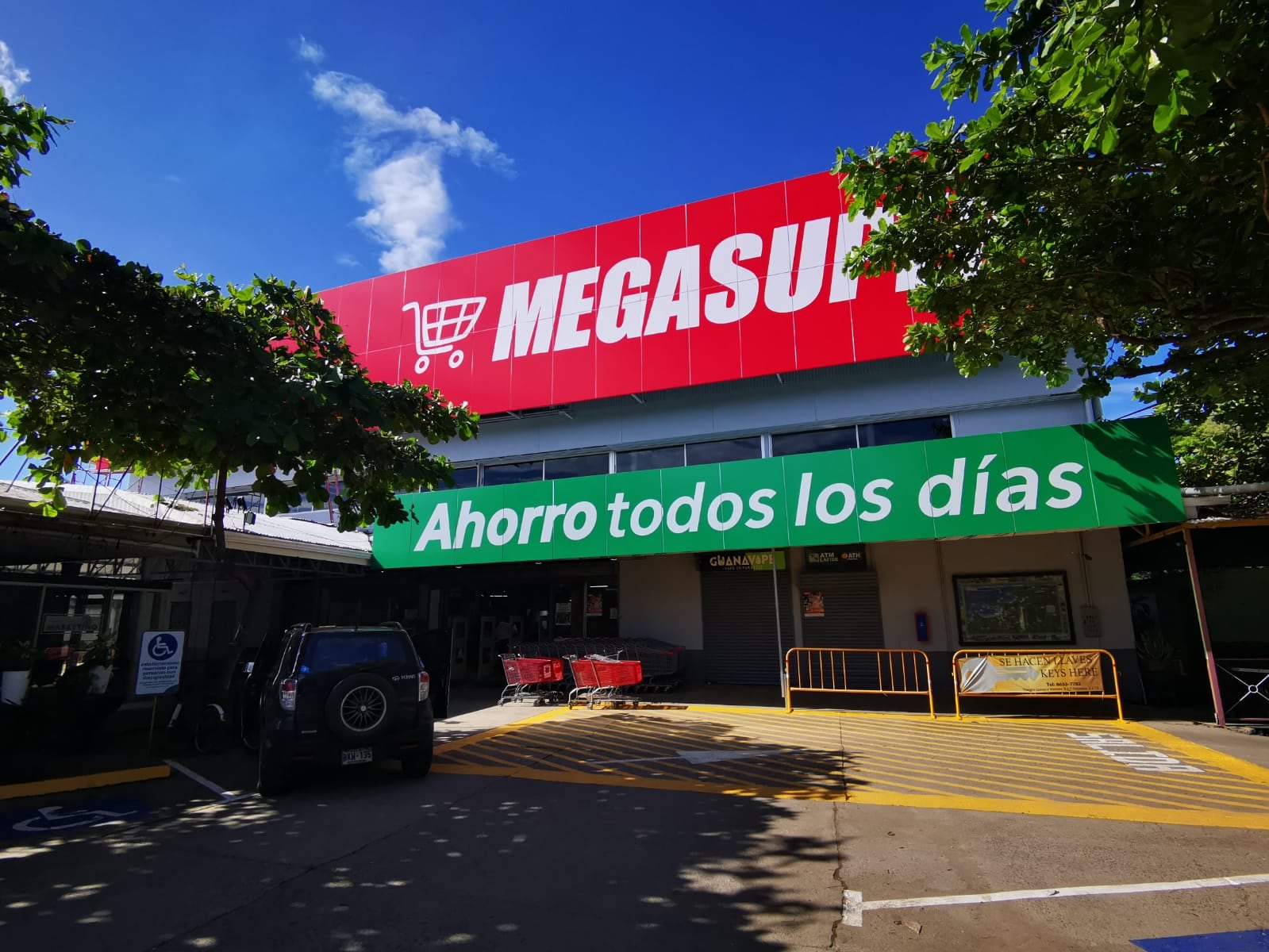 Una verdadera marea alta de precios bajos va a disfrutar los vecinos de Playas del Coco y playa Santa Teresa, porque Corporación Megasuper abrirá un supermercado en cada una de esas playas del Pacífico Norte