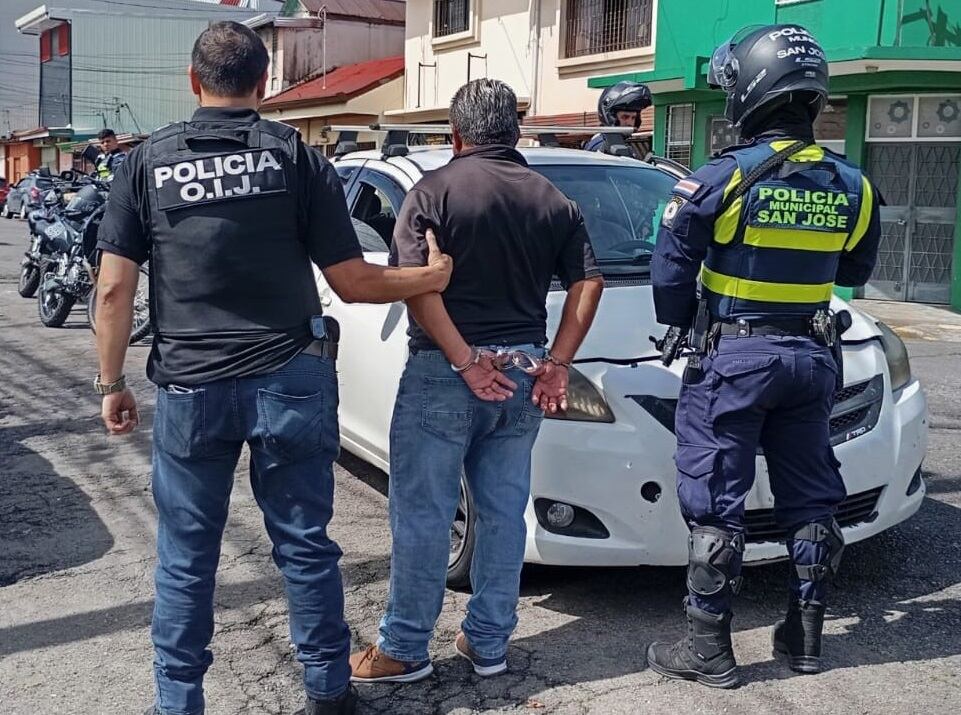 Un hombre fue detenido como sospechoso de llegar a una parada de bus a estafar a turistas. Foto: OIJ