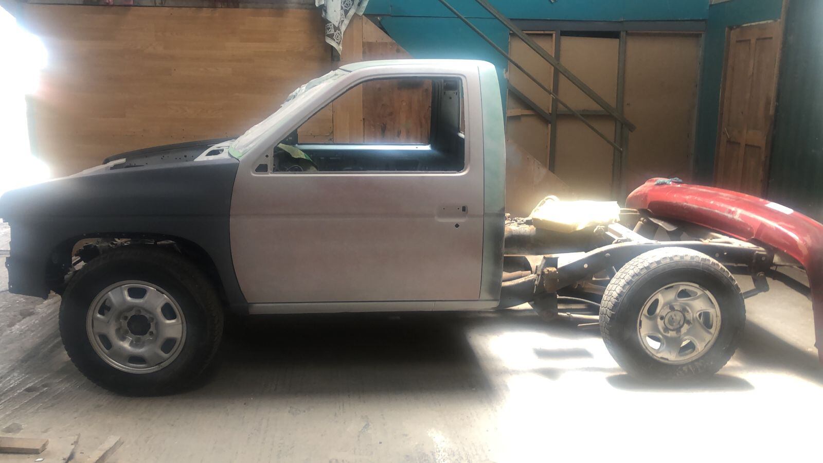 Allanan taller clandestino en Alajuela por receptación de carros de lujo