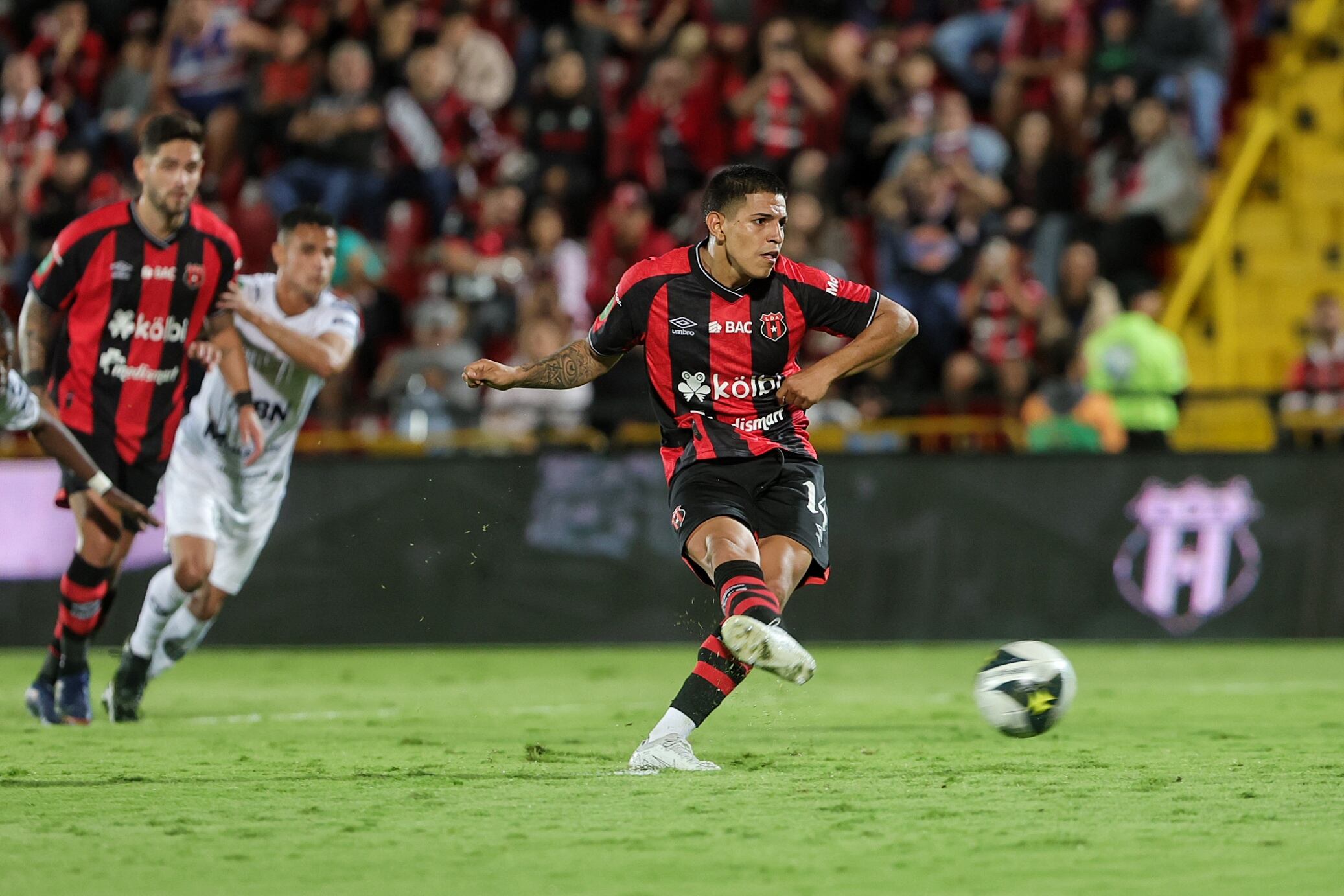16/04/2025/ Juego entre Liga Deportiva Alajuelense vs Sporting FC por el torneo Clausura de la Liga Promerica en el estadio Alejandro Morera Soto / foto John Durán