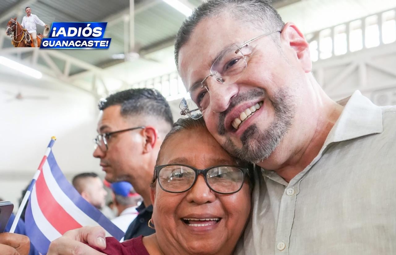 El presidente Rodrigo Chaves lució sus nuevos dientes en su gira en Guanacaste.