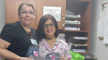 Doctora y un grupo de amigas donan gorritos que son un gran alivio para los pacientes con cáncer