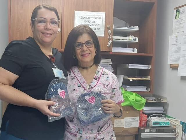 Jeannette Vargas y sus amigas del grupo de tejido hacen más de 40 gorritos para donarlos a diferentes hospitales para los pacientes que están en quimioterapia.