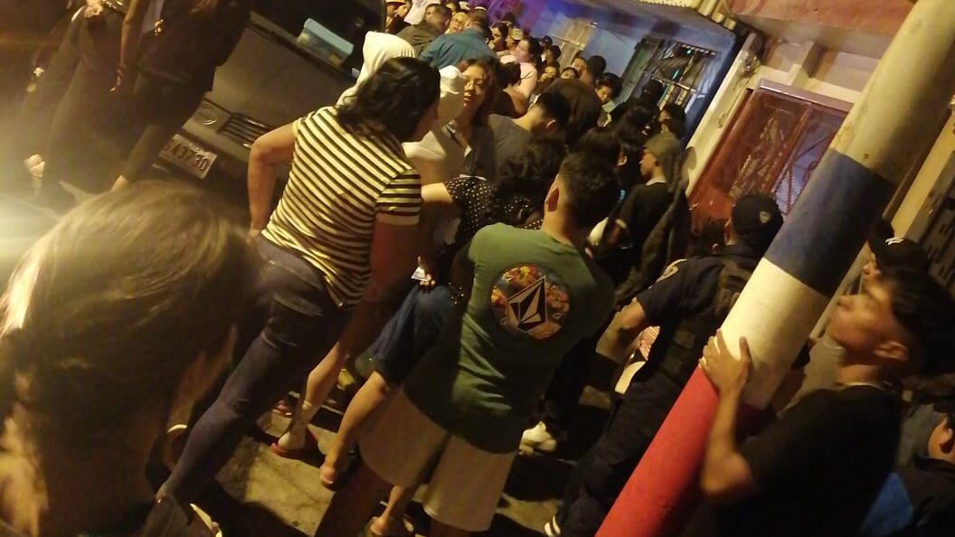 Decenas de padres fueron a la casa de una mujer de apellido Madrigal, a quien denuncian de no pagar paquetes de baile de graduación.