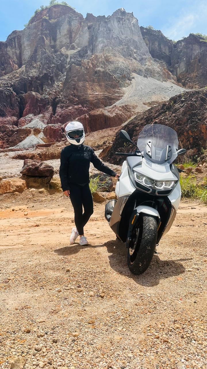 Periodista tica que viajó a Panamá en motocicleta nos contó el motivo de su travesía.