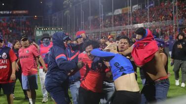 Señalan a jugador costarricense de provocar trifulca al finalizar la final del fútbol guatemalteco