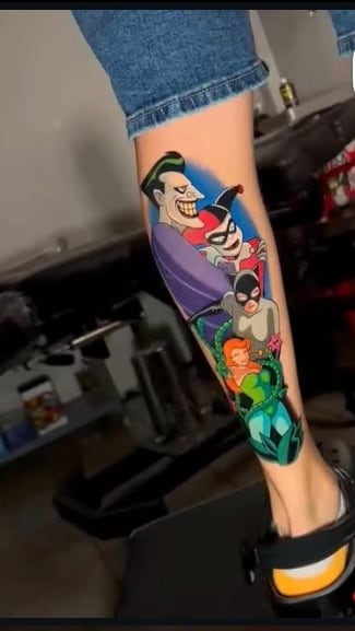Steven Oviedo, un herediano de 40 años, convirtió la mítica serie animada de Batman de los 90 en un impresionante proyecto de tatuajes y una colección de más de 150 piezas.