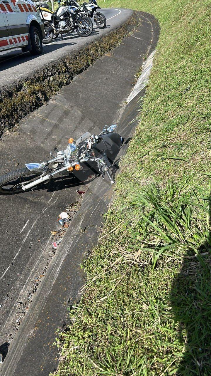Un motociclista aún no identificado por las autoridades falleció la mañana de este 1 de enero tras caer a una cuneta en el ruta 27, que comunica San José con Caldera.