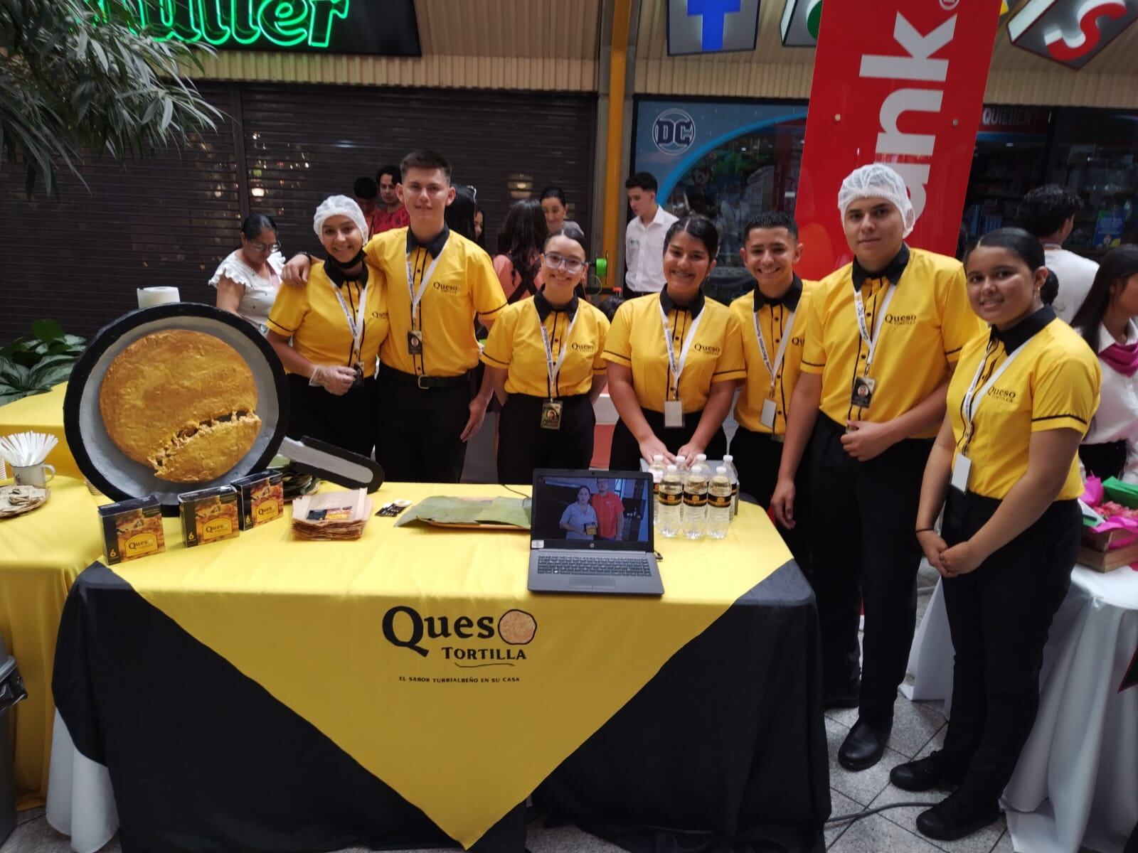 Feria de estudiantes emprendedores en plaza de la cultura