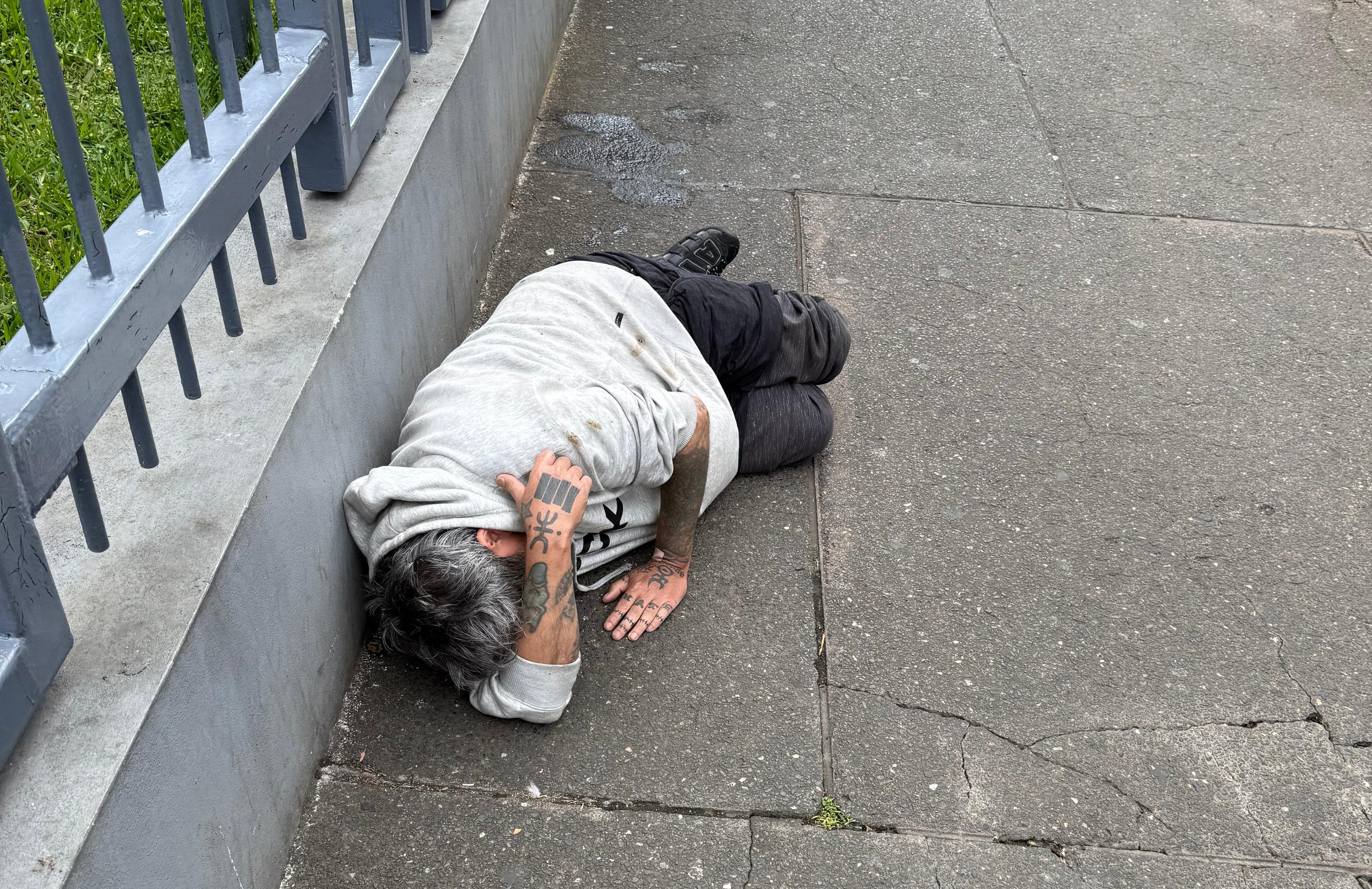 Luis Lauretto, expresentador de VM Latino, como habitante de calle en San José. Foto: Eduardo Vega