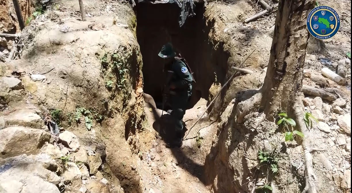 Entradas a túneles como esta, ya son parte del paisaje en una zona cuya riqueza minera y sus ecosistemas declinan ante la invasión constante de coligalleros. Foto: MSP.
