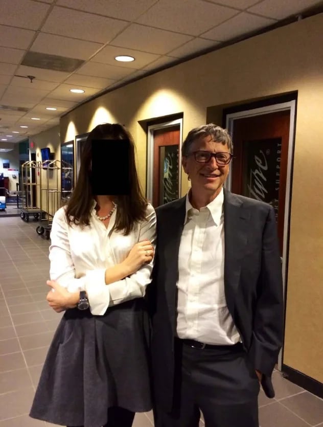 Bill Gates posa para una fotografía junto a una mujer cuyo rostro ha sido editado para ocultar su identidad, en esta imagen sin fecha publicada el jueves 18 de diciembre por los demócratas del Comité de Supervisión de la Cámara de Representantes