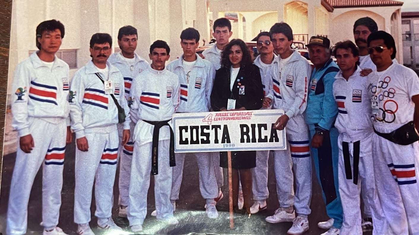 Richard Vargas Loáciga tiene 52 años, nació en el puritico centro de San Jerónimo de Desamparados comenzó como cajero en Mas X Menos y 32 años después es vicepresidente de Operaciones para México y Centroamérica