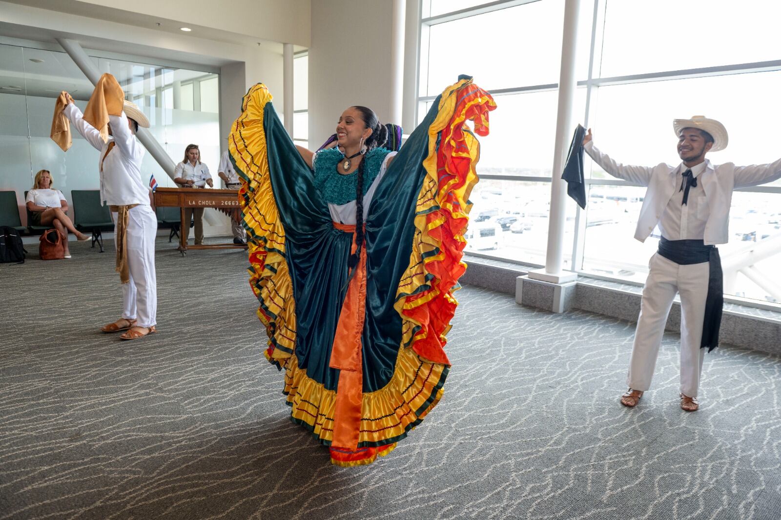 Una niña canadiense se convirtió en la turista 12 millones en llegar al Aeropuerto Daniel Oduber.