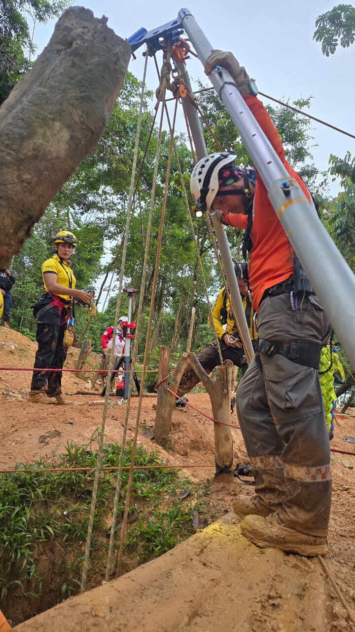 Bomberos y Cruz Roja realizan labores en una mina en Crucitas para dar dos personas que se sospechan estarían fallecidas.