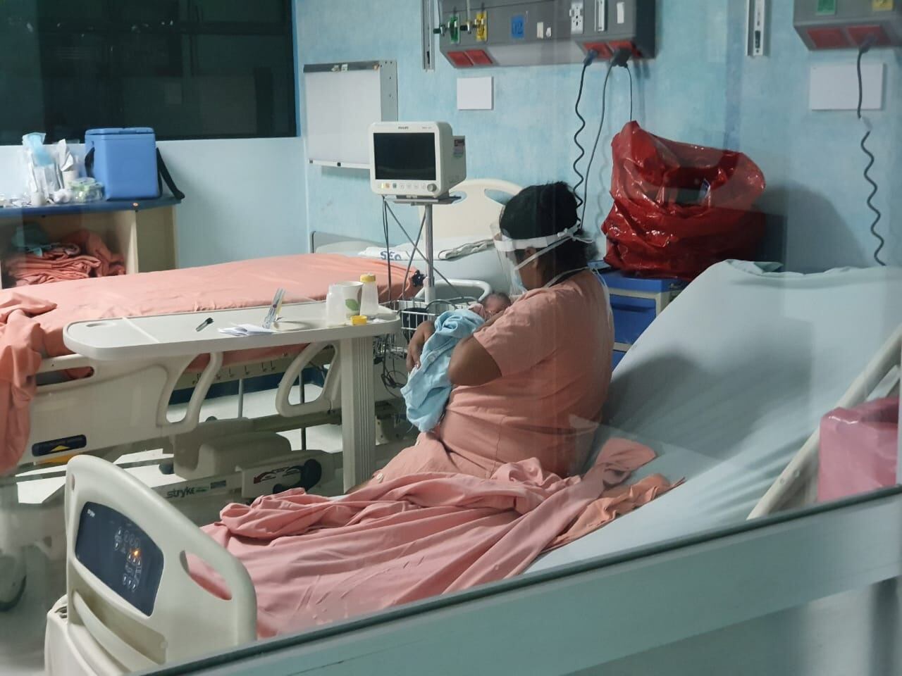El hospital San Juan de Dios informó que este martes, al ser las 9.48 a.m., llevó a cabo con éxito la segunda cesárea de una madre positiva por Covid-19. La niña se llama Emma y es de Alajuelita.