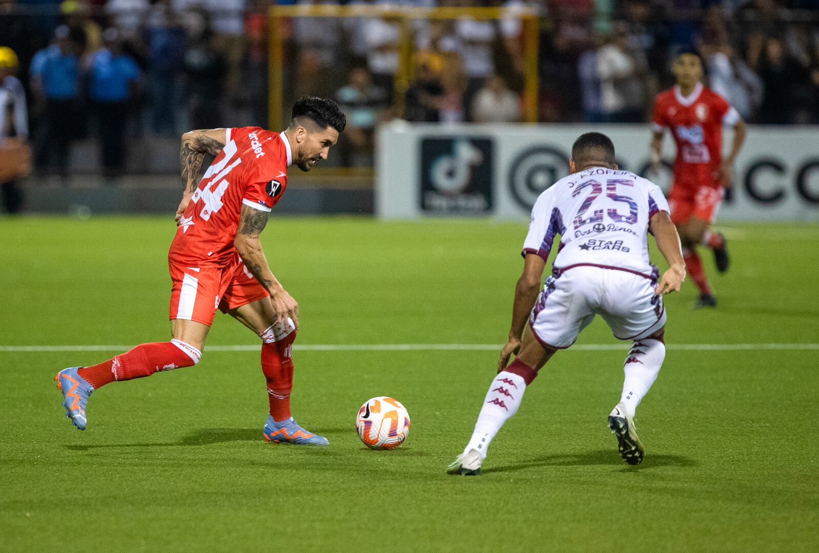 Abel Méndez conduce el balón ante la marca de Jorkaeff Azofeifa en el Estadio Independencia.