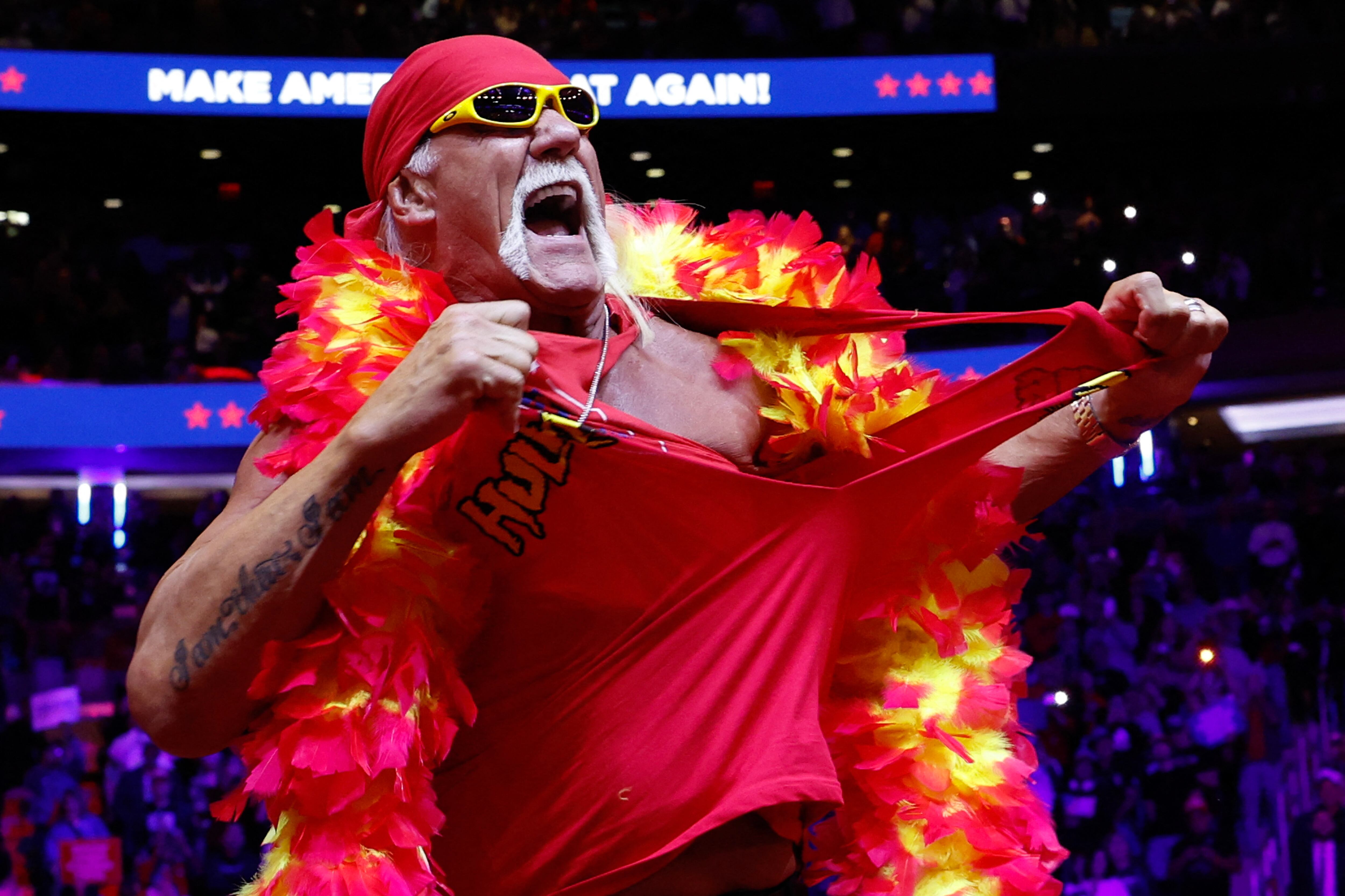NUEVA YORK, NUEVA YORK – 27 DE OCTUBRE: Hulk Hogan subió al escenario durante un mitin de campaña del candidato presidencial republicano, el expresidente de Estados Unidos Donald Trump, en el Madison Square Garden, el 27 de octubre de 2024, en la ciudad de Nueva York. Trump cerró su fin de semana de campaña en esa ciudad con una lista de oradores invitados que incluyó a su compañero de fórmula, el candidato republicano a la vicepresidencia, el senador J.D. Vance (R-OH); al director ejecutivo de Tesla, Elon Musk; al director ejecutivo de la UFC, Dana White; y al presidente de la Cámara de Representantes, Mike Johnson, entre otros, a nueve días del Día de las Elecciones.
Foto: Anna Moneymaker/Getty Images/AFP (Foto de Anna Moneymaker / GETTY IMAGES NORTH AMERICA / Getty Images vía AFP)